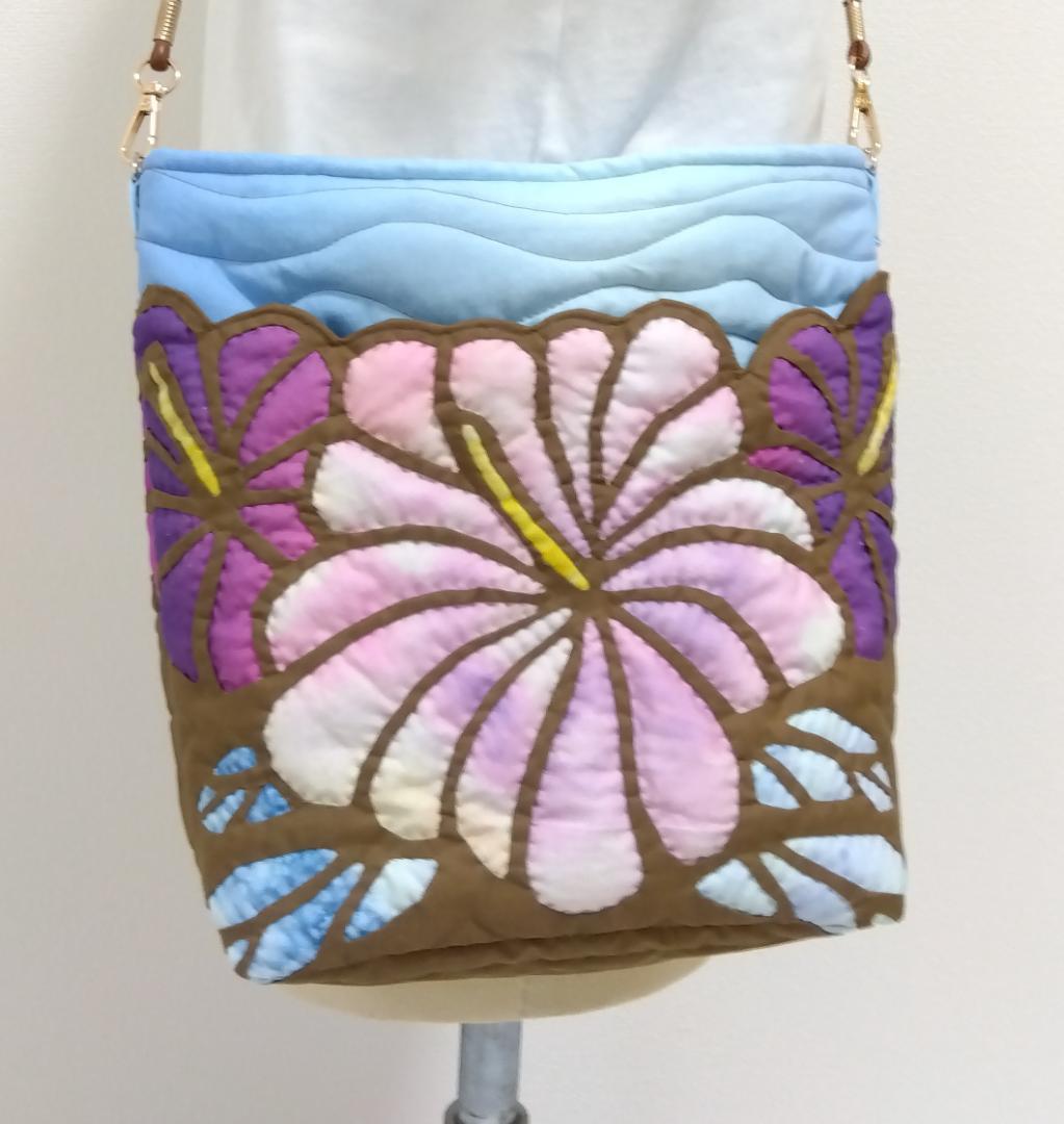 ハワイアンキルト　ハンドメイド　ハイビスカスショルダーバッグ 手染めハイビスカスのショルダーバッグ＊ステンドグラス ハワイアン