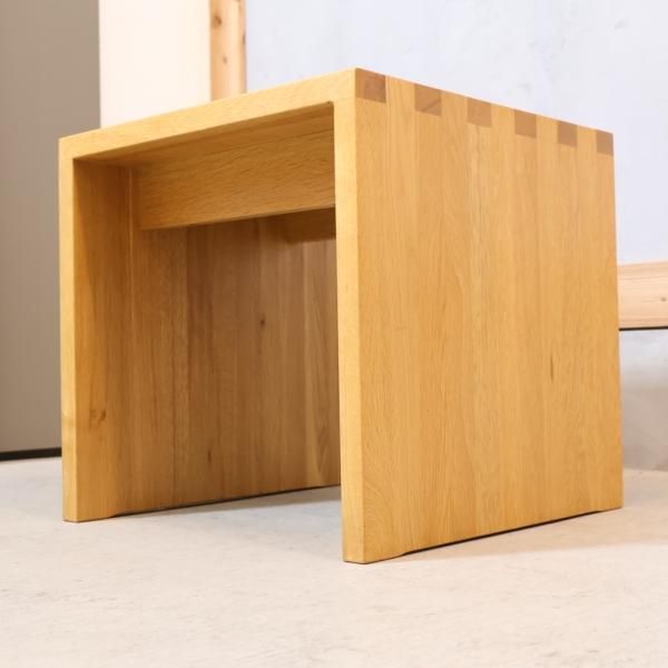 無印良品(MUJI)のオーク材を使用したコンパクトなスツール。ナチュラル