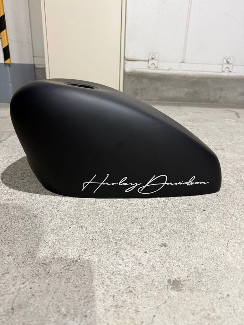 Harley Davidson マットブラックタンクカバー Denim/Matte Black Stretched Tank Cover For 09+ Harley Street Road