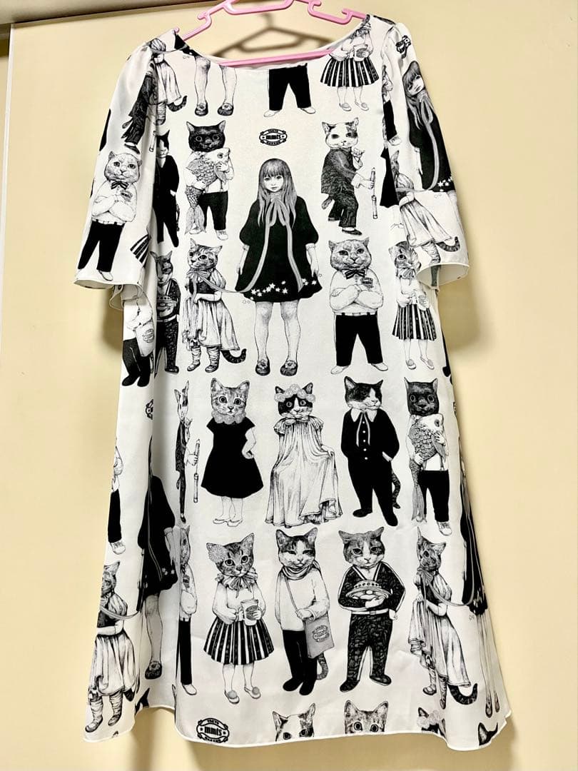 即購入⭕️ mmts ヒグチユウコ 猫10匹総柄ワンピース mmts（マミタス）の「ヒグチユウコ×mmts / 猫10匹 総柄 ワンピース