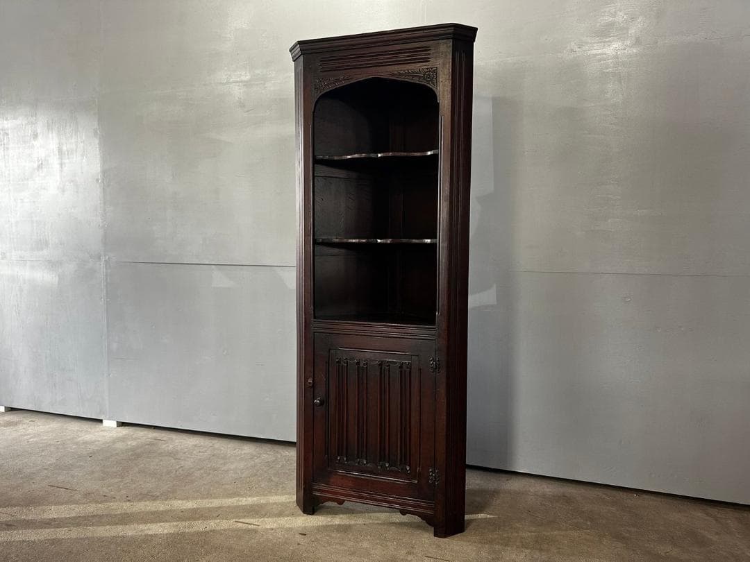 イギリスヴィンテージ コーナーカップボード コーナーキャビネット 食器棚 飾棚 英国らしいアンティーク家具、コーナーの置けるカップボード