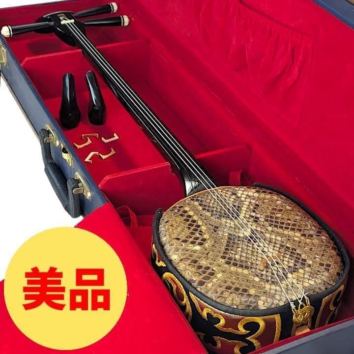 【極美品】沖縄 三線 本蛇革 強化張り 黒塗り棹 蛇皮 ハードケース 爪 極美品・すぐ始められる】沖縄三線 本蛇皮張り 付属品多数 ハード